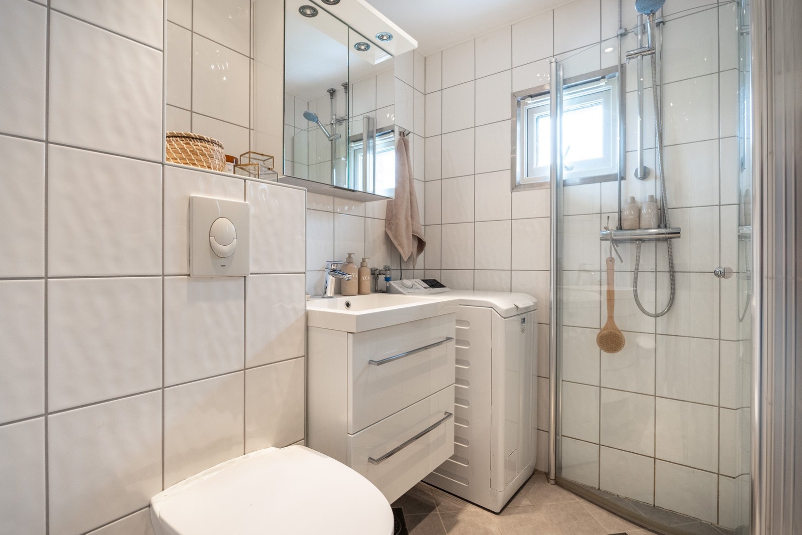 Pent baderom fra 2011 (i regi av borettslaget) med gulvvarme. Galleribilde