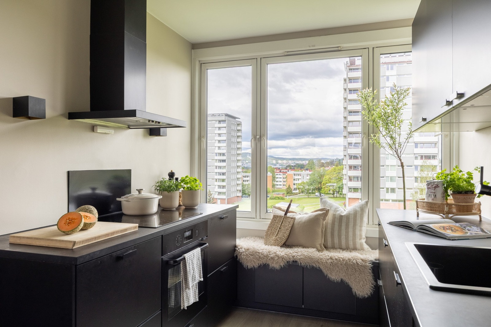 Kjøkkenet har godt med både skap- og benkeplass samt en fantastisk utsikt. Galleribilde