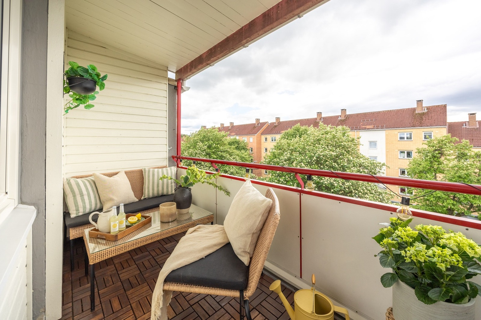 Utgang fra stue til overbygget balkong på 4 kvm vendt mot rolige omgivelser. Galleribilde