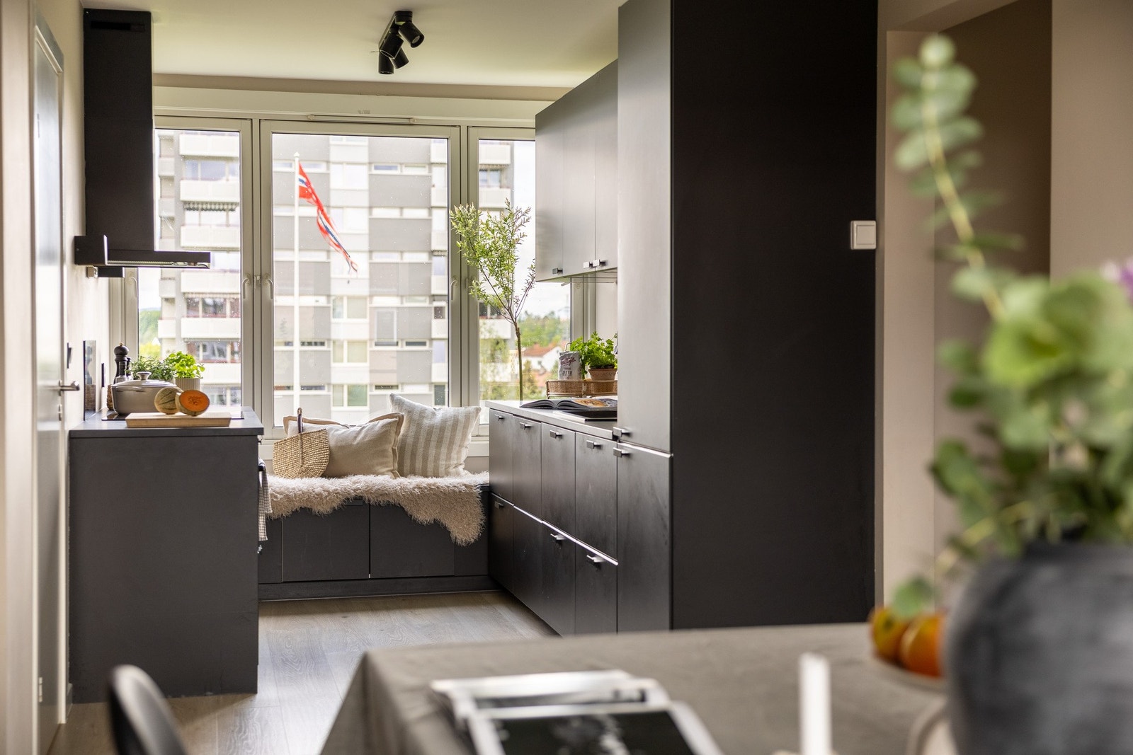 Praktisk åpen kjøkkenløsning vendt mot stue. Galleribilde