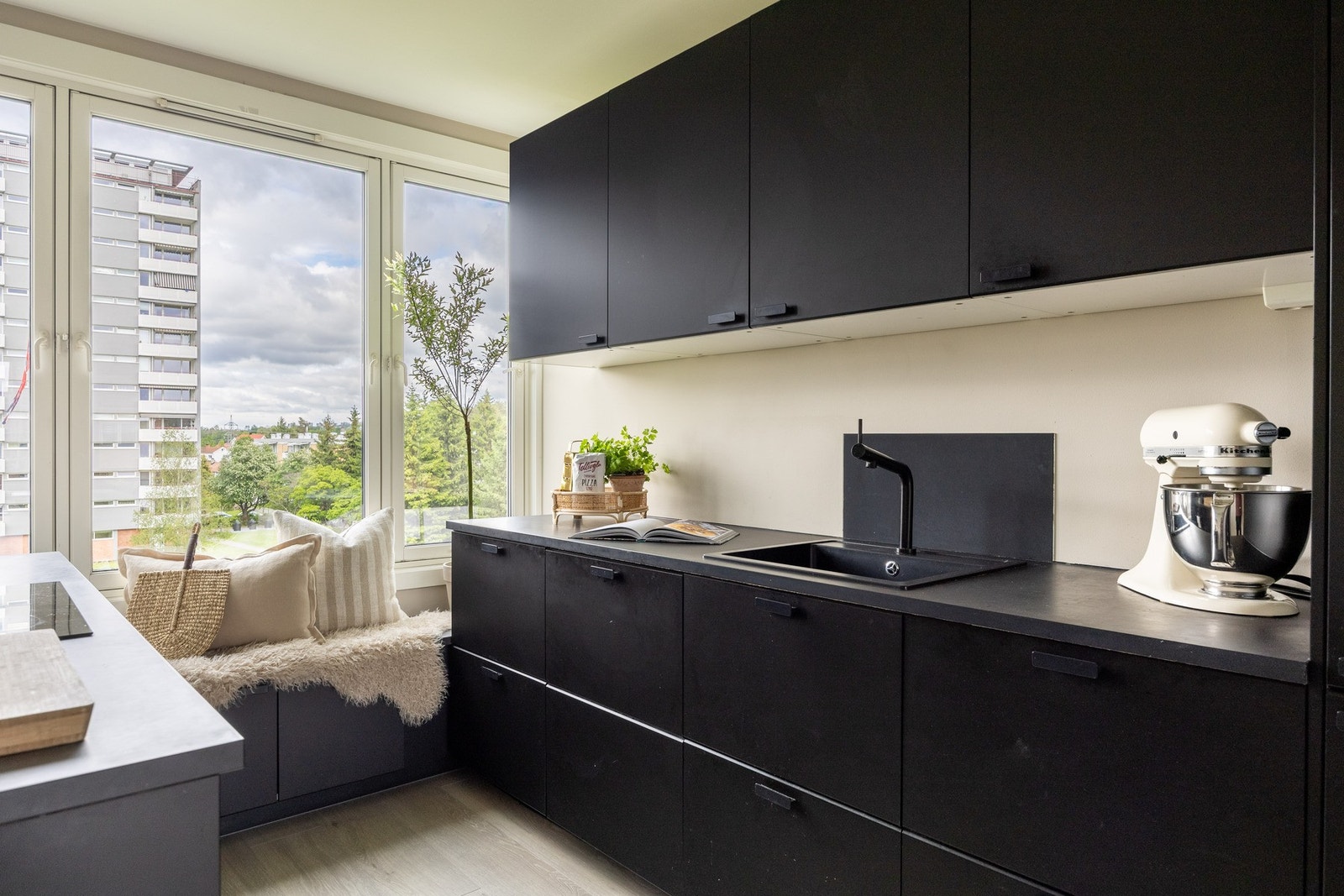 Av integrerte hvitevarer er det kjøleskap med frysedel, komfyr og oppvaskmaskin i benk. Galleribilde