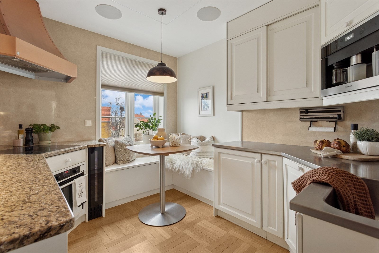 Kjøkkenet ble oppusset i 2017 av Rennebu Snekkeri og ligger i en adskilt sone. Her er det laget en plassbygd sittesone. Galleribilde