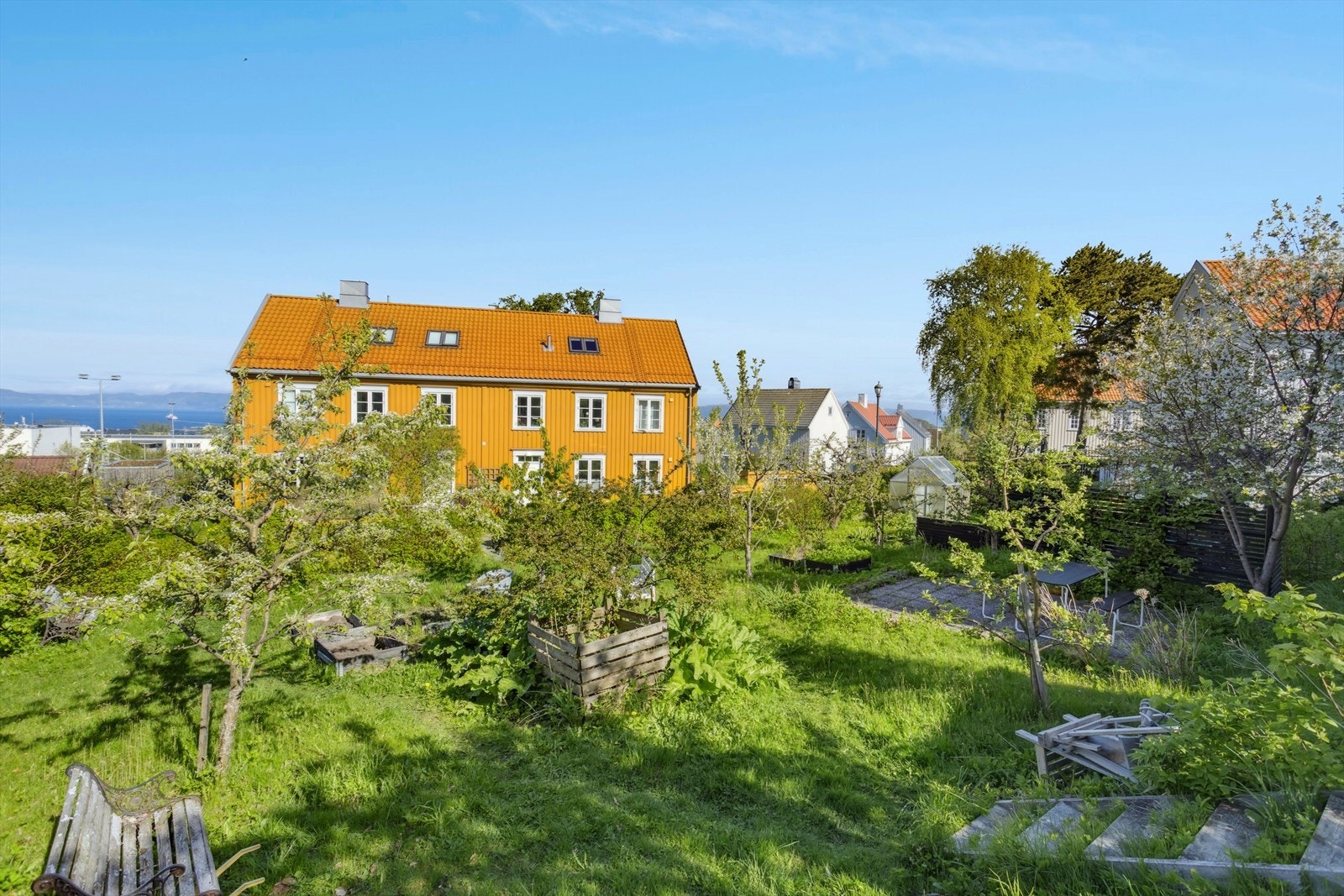 Hjemmet ligger i det tradisjonsrike Trondheim Kooperative Borettslag på Rosenborg - kjent for sitt trivelige bomiljø, solide vedlikehold over tid og grønne, frodige uteområder som gir en lun atmosfære. Galleribilde