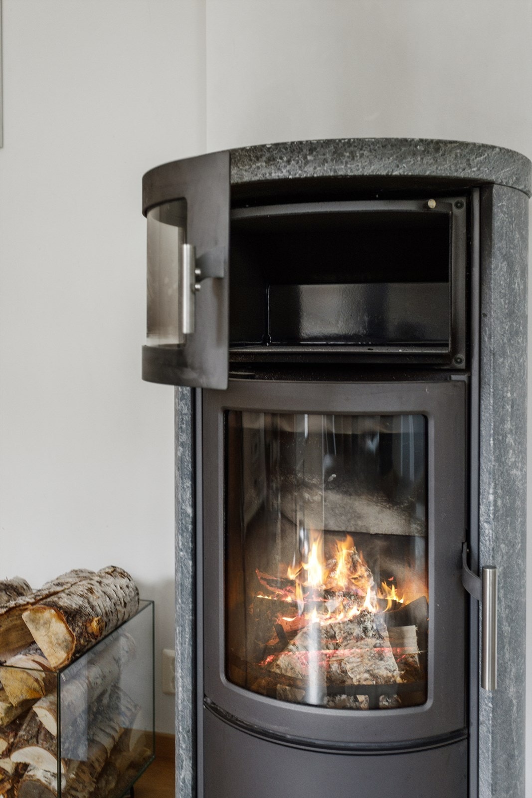 I stuen er det en lun og fin peis med bakerovn som gir deg godt med varme når temperaturene synker. Galleribilde