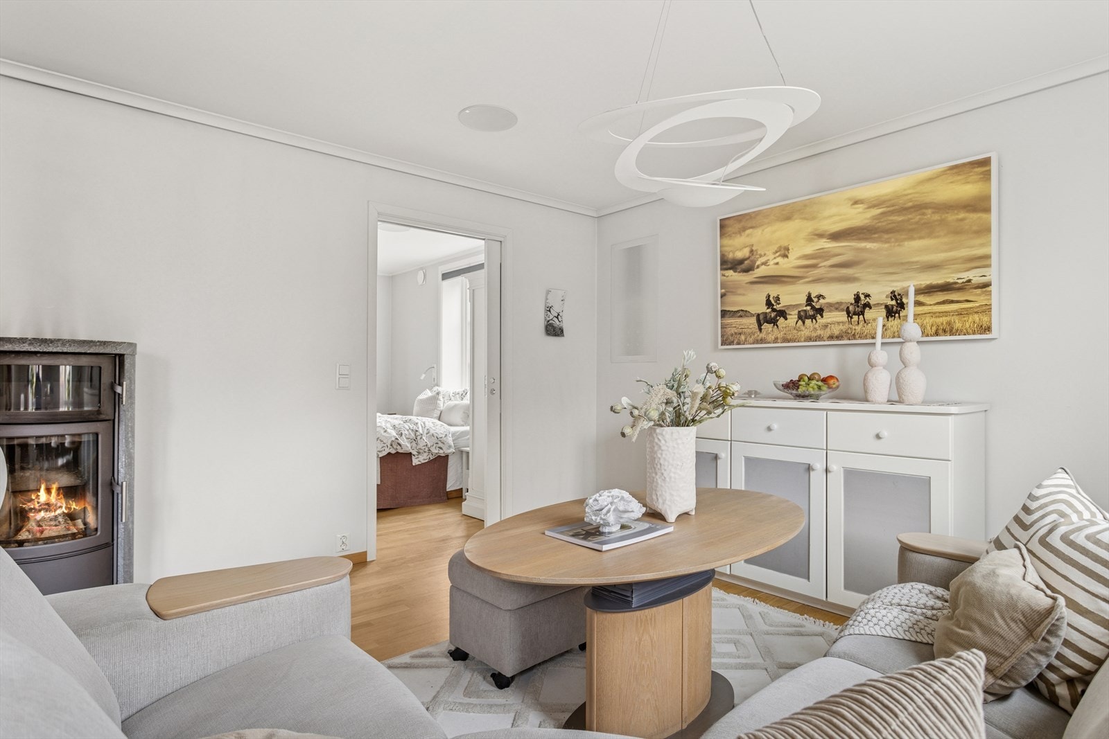 Lysdesignet inkluderer dimming og fargevalg fra LED-lys Norge AS. Det er en sentralstøvsuger som dekker hele leiligheten. Galleribilde