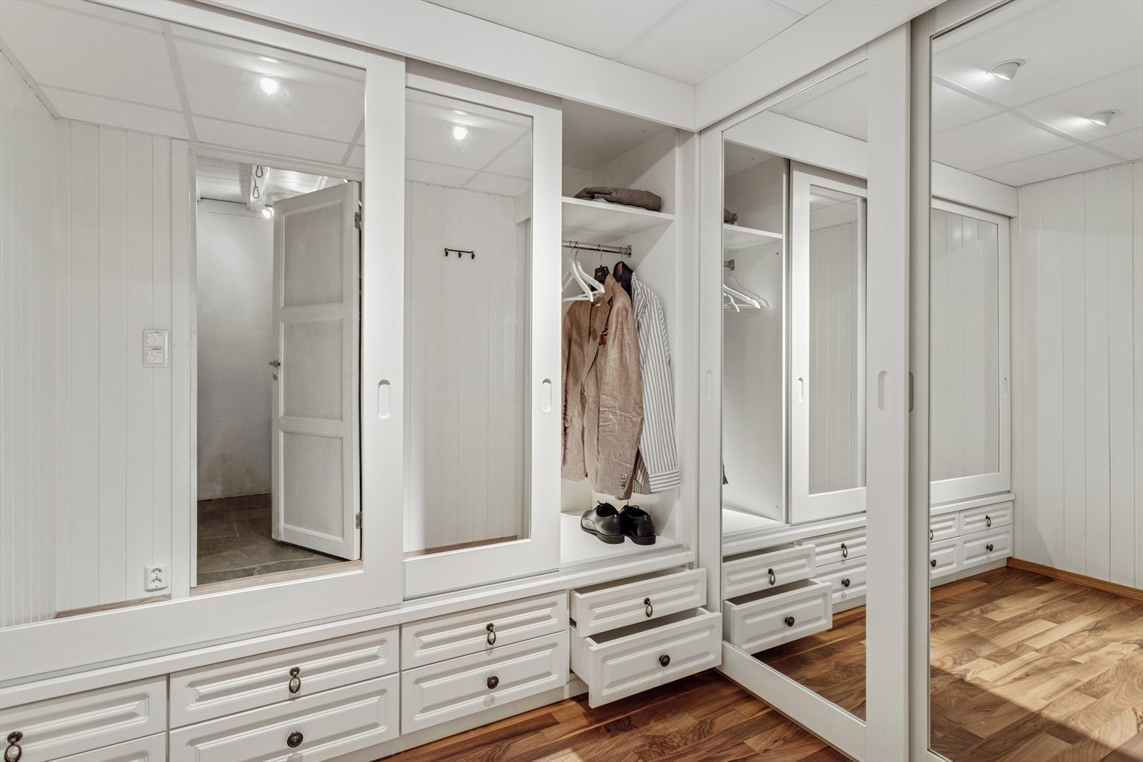 Ellers er kjelleren innredet med et praktisk walk-in-closet fra Rennebu med fire garderober (2011) og gulvvarme. Galleribilde