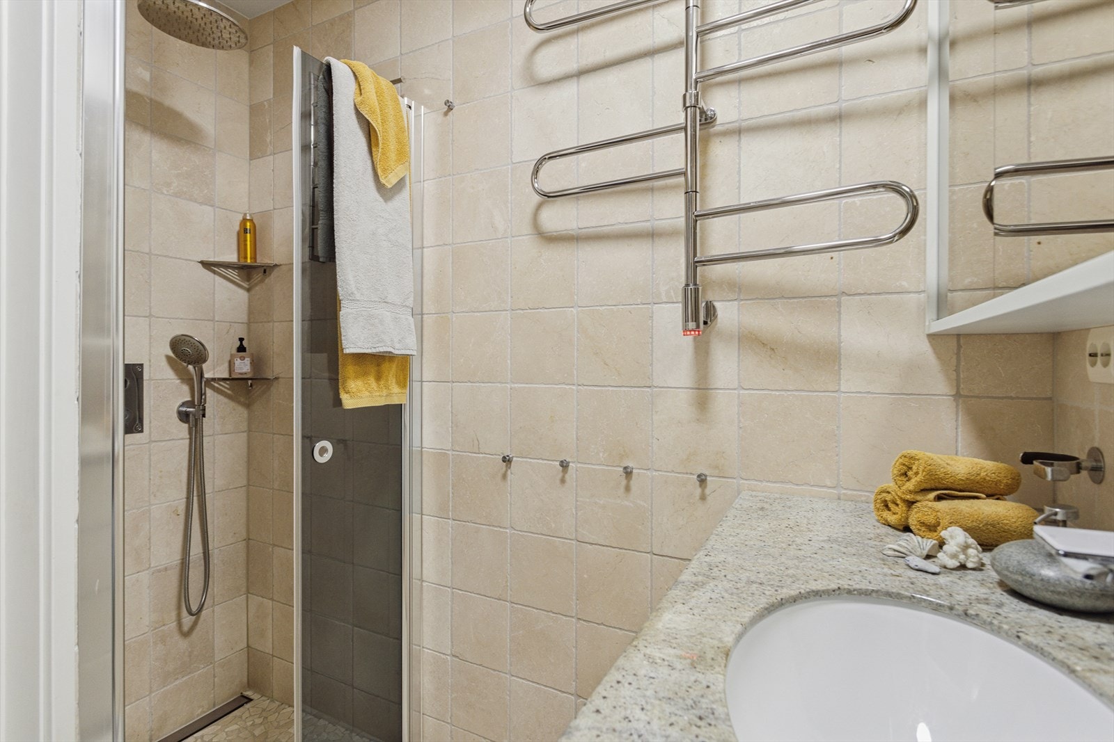 Badet i første etasje ble oppusset i 2016 av Rennebu Snekkeri. Gulv og vegger er dekket med marmor Botticino Antik (20x20 og 10x10) fra murfirmaet Kammen & Sneve, og malt slett himling. Behagelig varmekabler i gulv. Galleribilde