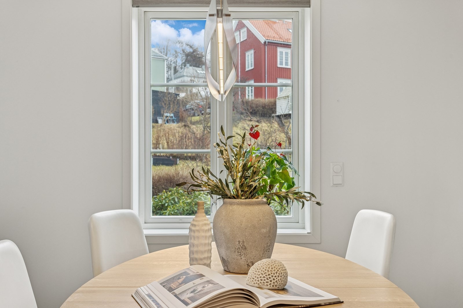 Her er det god plass til en større spisegruppe, med mulighet for å utvide når venner og familie inviteres hjem på middag. Galleribilde