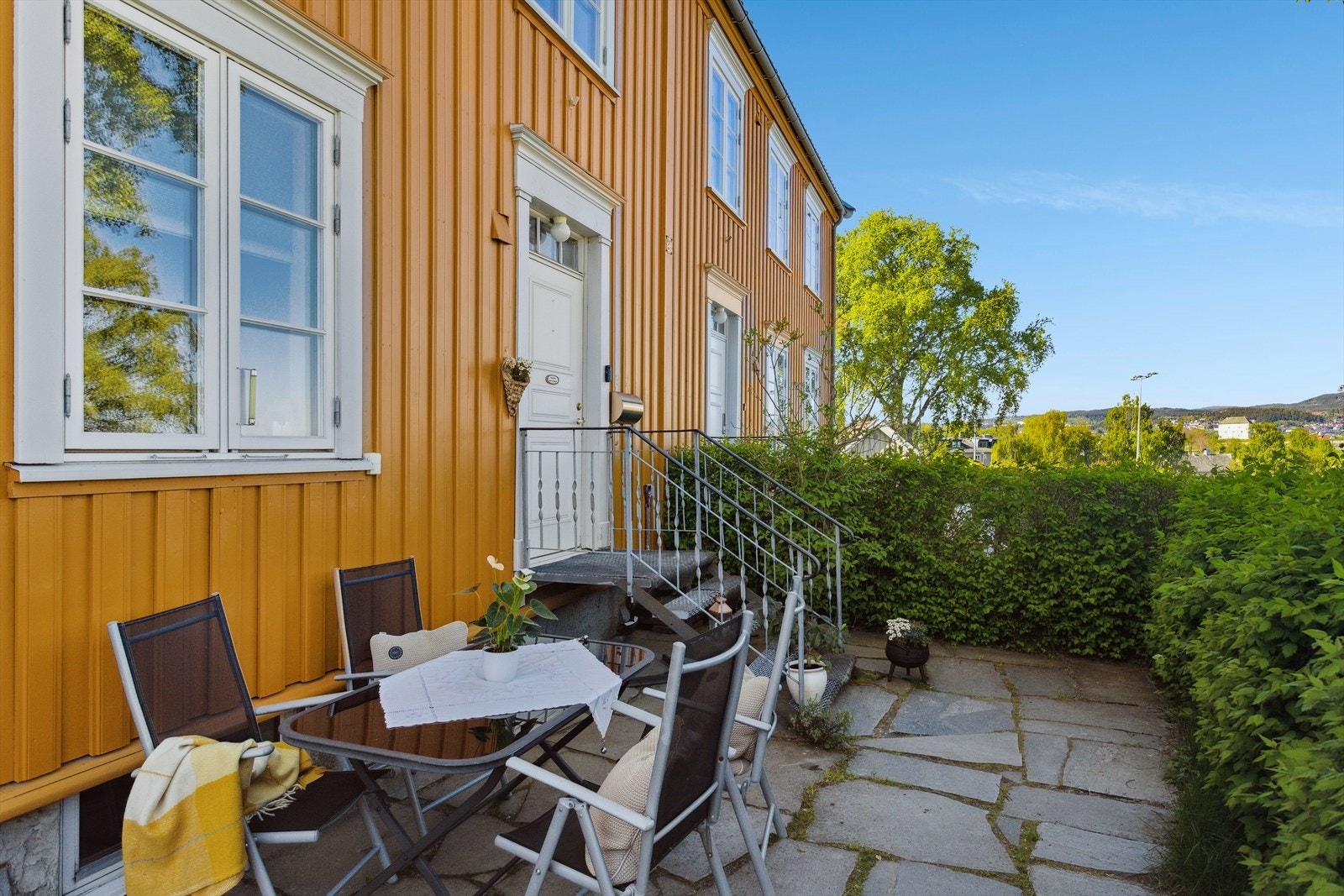 Nå har du mulighet til å sikre deg en stilfullt påkostet 1/4-part, der boligens originale sjarm og særpreg er tatt godt vare på med idyllisk uteområde med grøntareal og plass til flere sittegrupper. Galleribilde