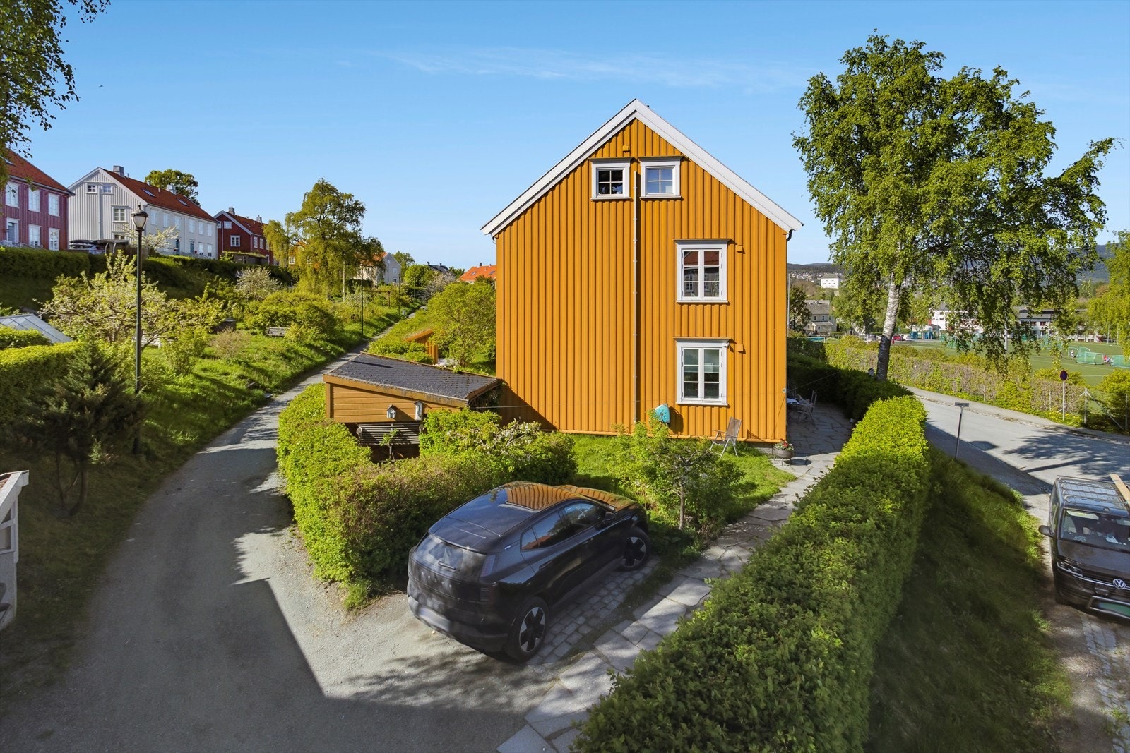 Uteplassen inkluderer også en egen parkeringsplass, utebod og en opparbeidet plen som er frodig beplantet med plommetre, kirsebærtre, bringebærbusker, syrin og jasmintre. Galleribilde