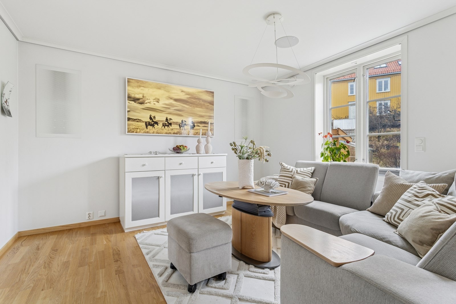 Stuen ble oppusset i 2019 og har dype vindusposter, integrerte høyttalere med surroundanlegg i vegg og tak (9 høyttalere), gulvvarme under eikeparkett, og 10 stikkontakter. Galleribilde