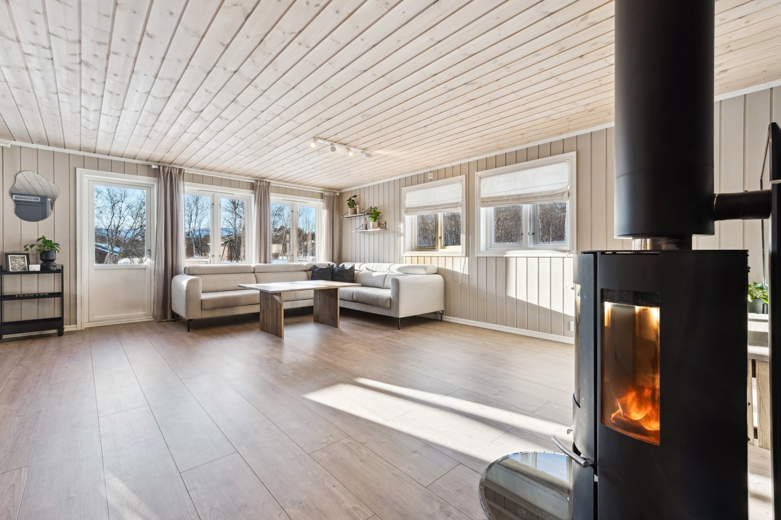 Nyere og romslig hytte fra 2016 med bileilighet, solrik beliggenhet og sentral plassering nær Stølen skisenter. Galleribilde