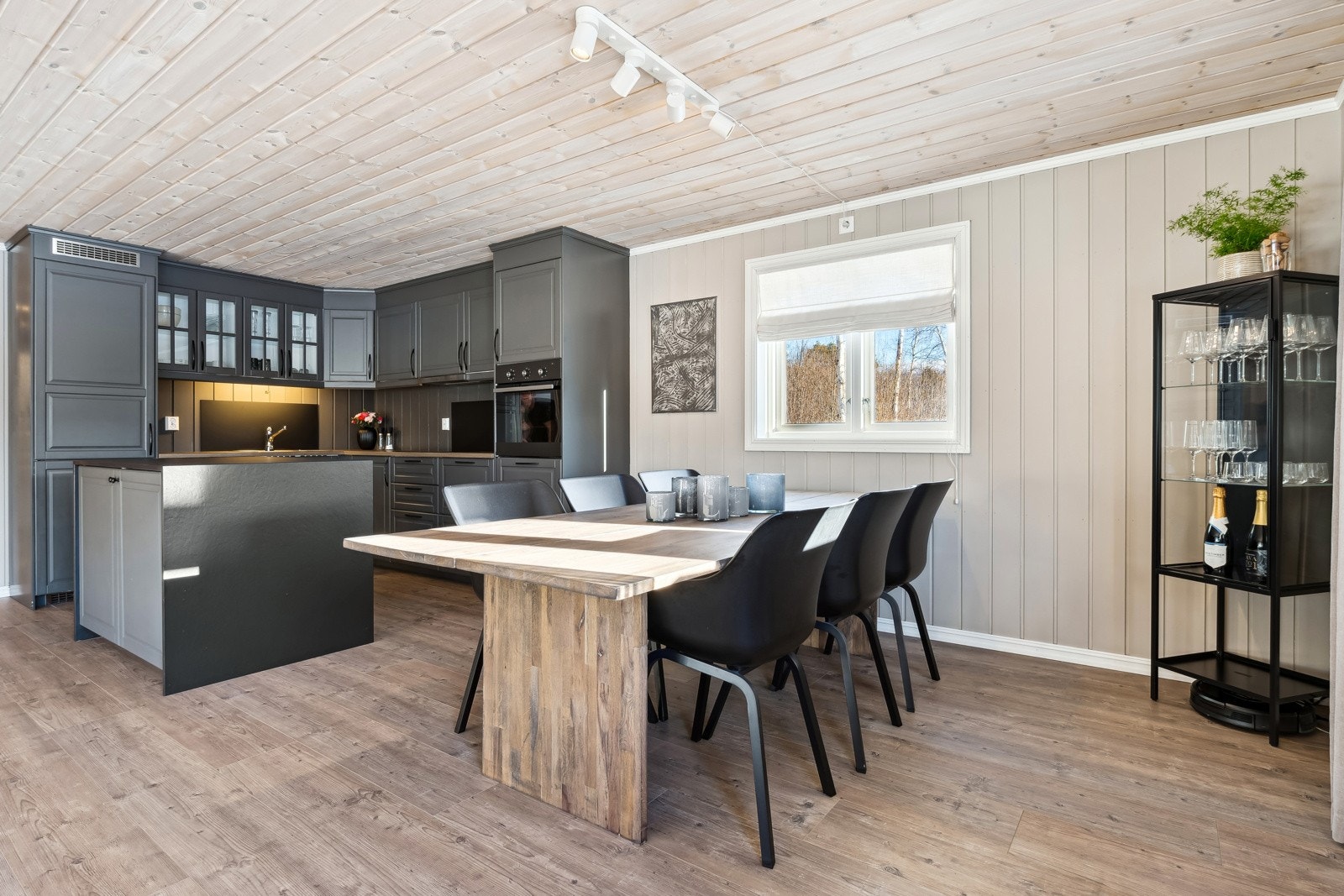 Stuen har god takhøyde, noe som forsterker romfølelsen og gir en luftig atmosfære. Galleribilde