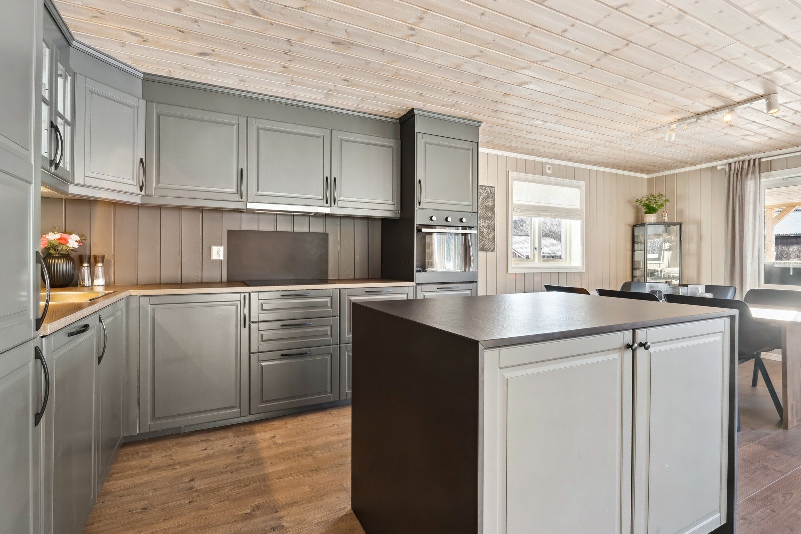 Benkeplaten gir rikelig med arbeidsplass, slik at både små og store måltider kan tilberedes uten problemer. Galleribilde