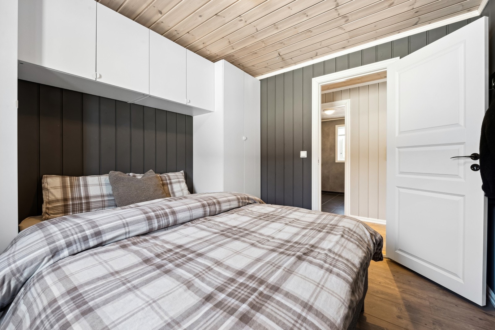 Hovedsoverommet har god plass til dobbelseng og annet møblement. Galleribilde