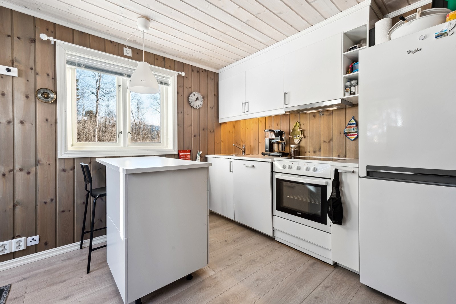 Kjøkkenet holder en god standard og har integrerte hvitevarer. Galleribilde