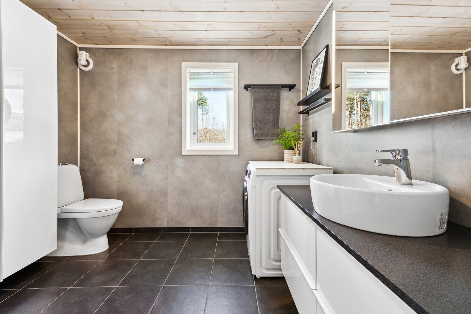 Baderom fra byggeår, delvis oppgradert i 2023 med nye baderomsplater (ifølge huseier). Galleribilde