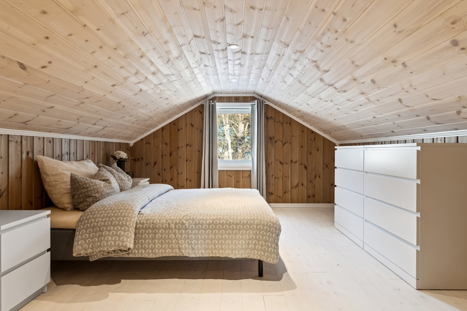 Lyst og flott soverom som enkelt kan innredes. Galleribilde