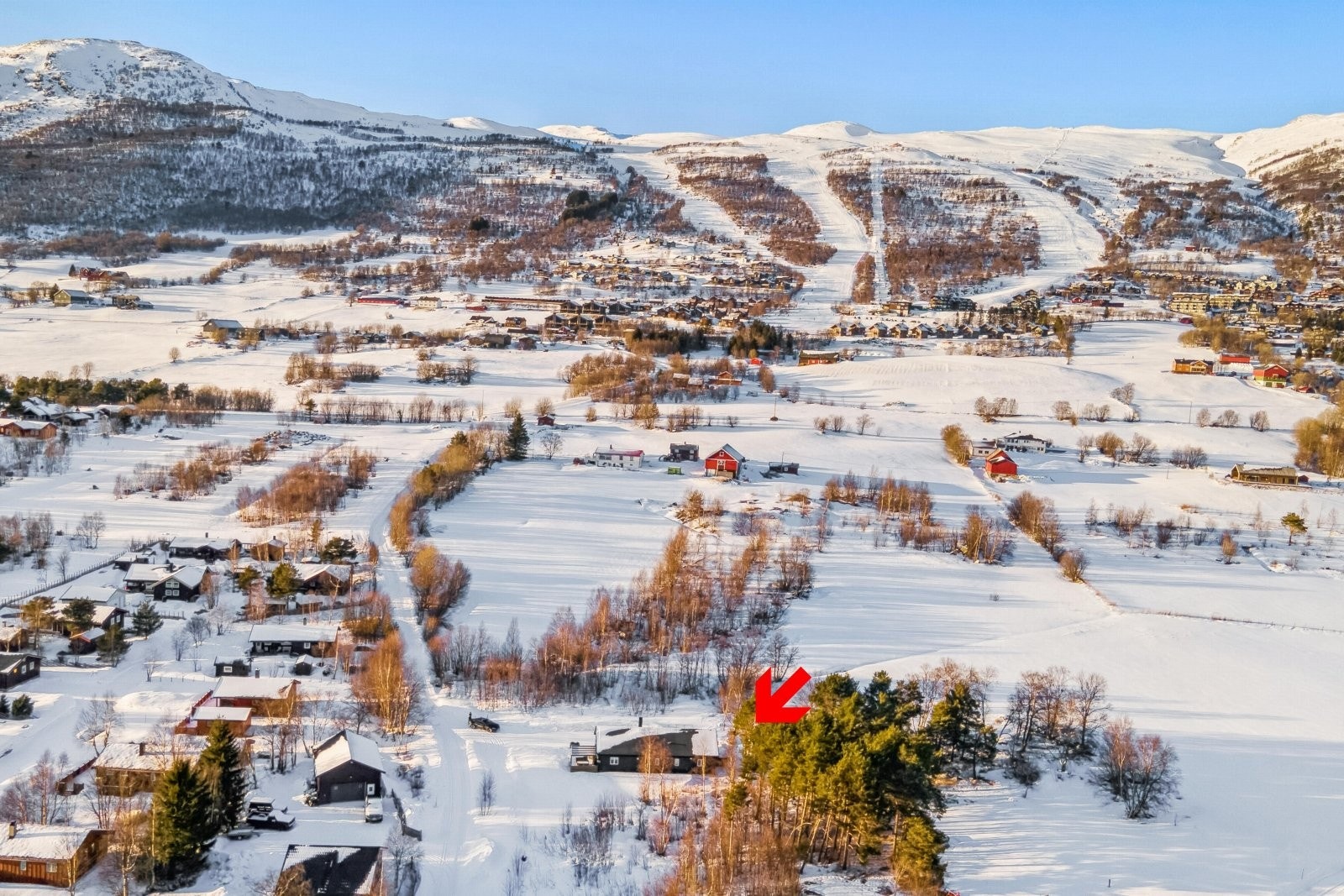 Eiendommen ligger i et attraktivt område i Oppdal, kjent for sine naturskjønne omgivelser og tilgang til friluftsaktiviteter som ski og fotturer. Galleribilde