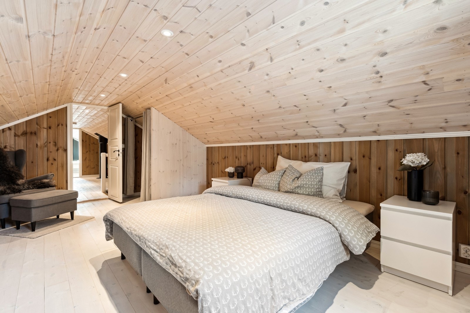 Lyst og flott soverom som enkelt kan innredes. Galleribilde