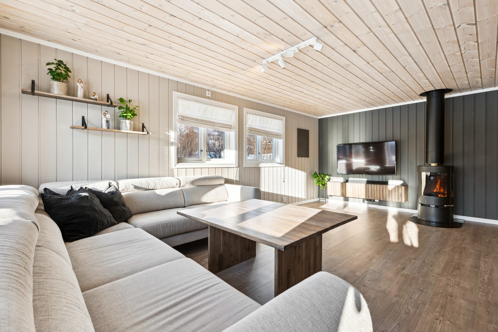 Flere vinduer i stuen slipper inn mye naturlig lys og gir flott utsikt mot fjellene. Galleribilde