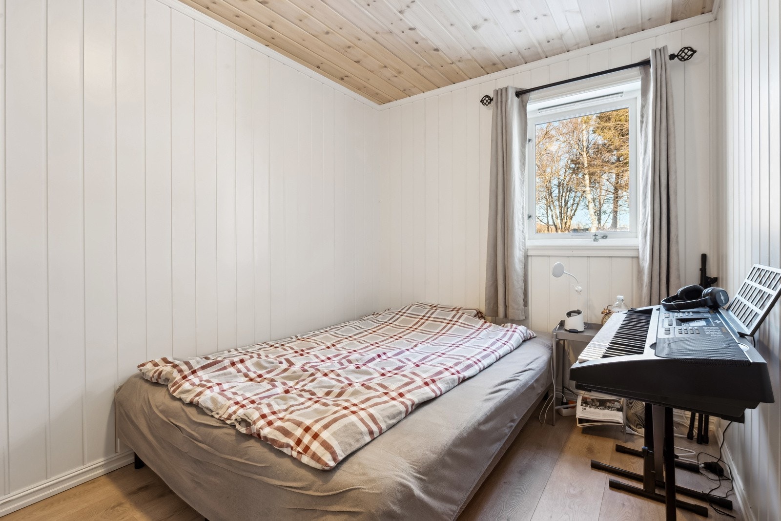 Lyst og fint soverom, kan enkelt møbleres etter ønske og behov. Galleribilde