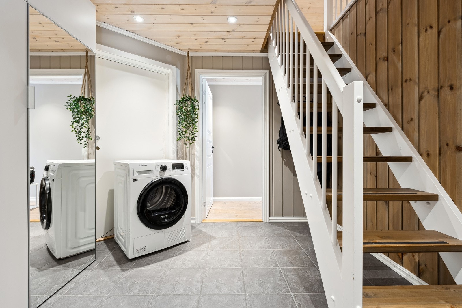 Lys og fin entré med god plass til oppbevaringmuligheter og møblement. Galleribilde