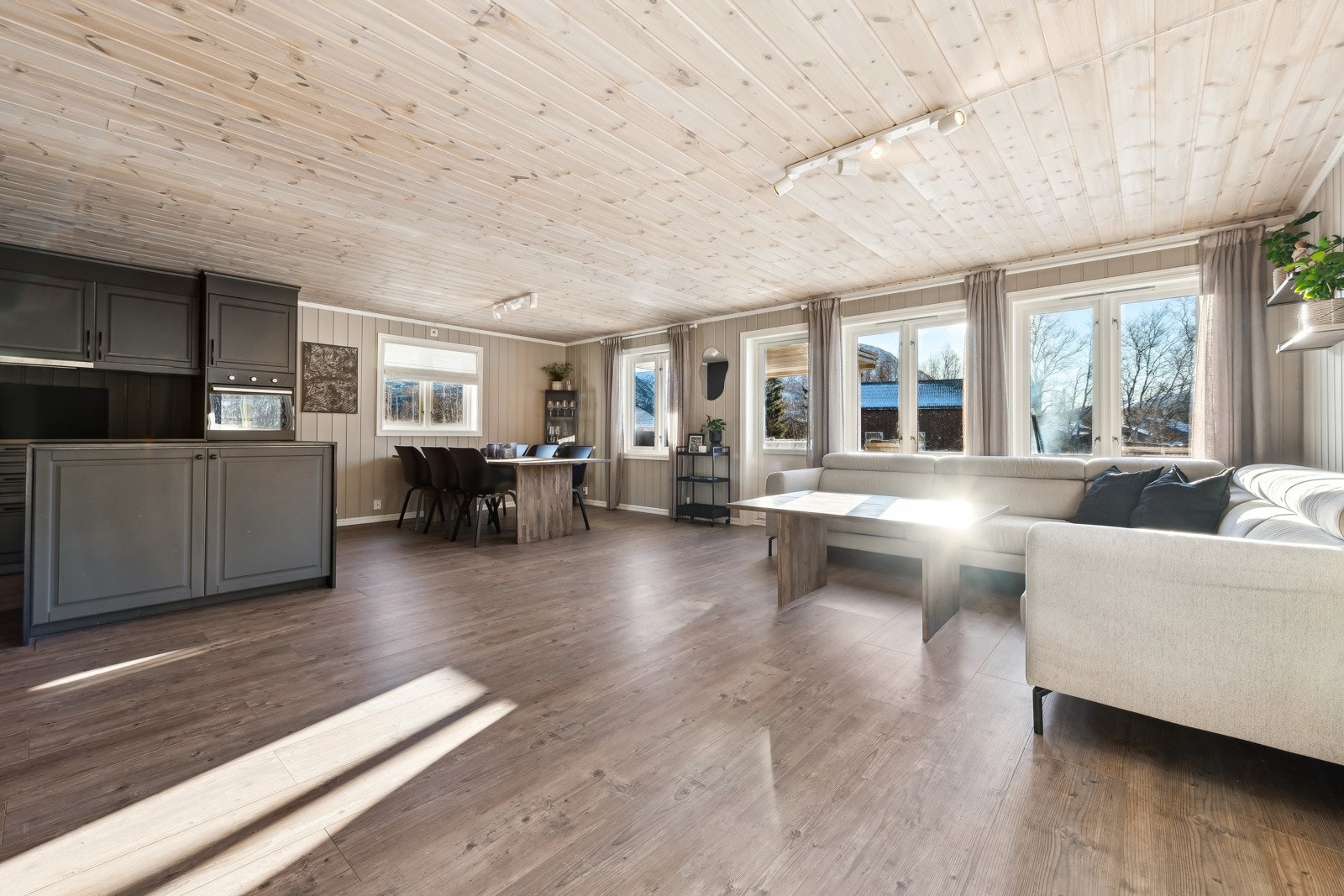 Nåværende eier har oppgradert fritidsboligen med bl.a. maling, og våtromsplater på bad i 2023. Galleribilde