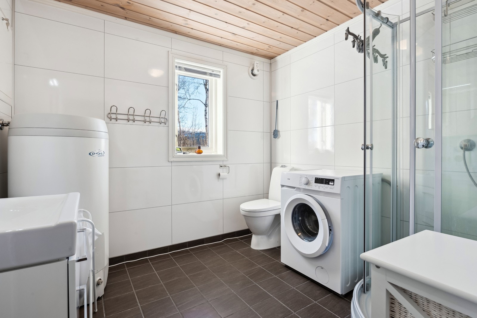 Pent flislagt baderom med moderne innredning. Galleribilde