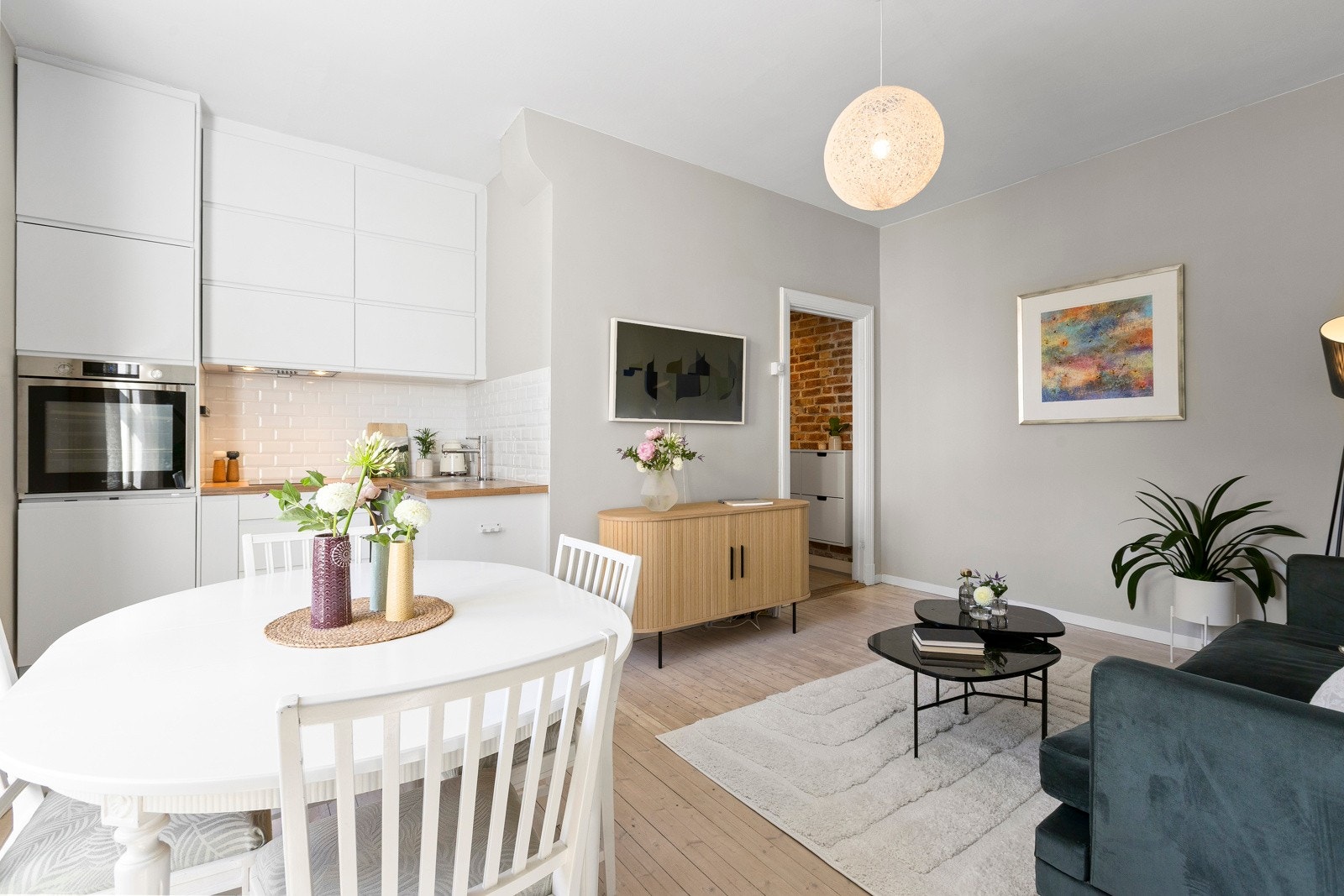 Du har plass til både sofagruppe, TV med tilhørende møblement og spisebord tilknyttet kjøkkenet. Galleribilde