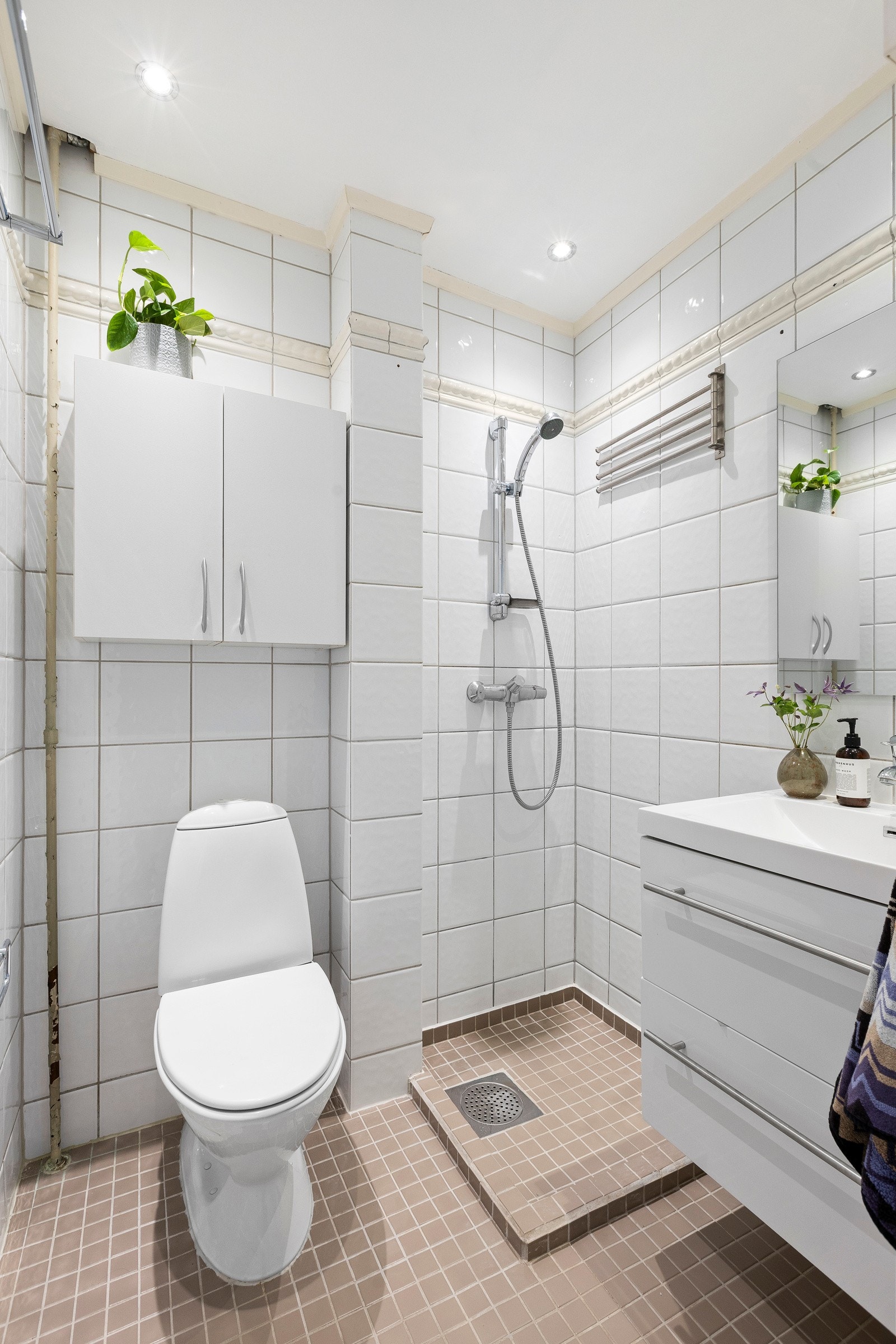 Leiligheten har ikke opplegg for vaskemaskin inne i boenheten, men disponerer en plass i rom i kjeller hvor beboerne kan tilkoble vaskemaskin. Galleribilde