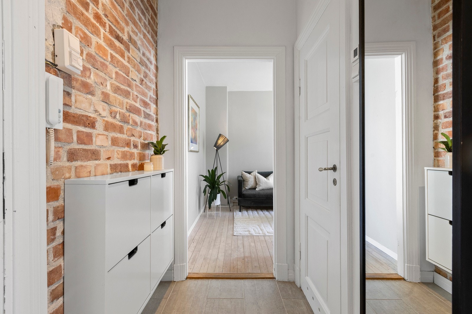 Når du kommer inn i boligen, er det første du møter en hyggelig entré. Galleribilde