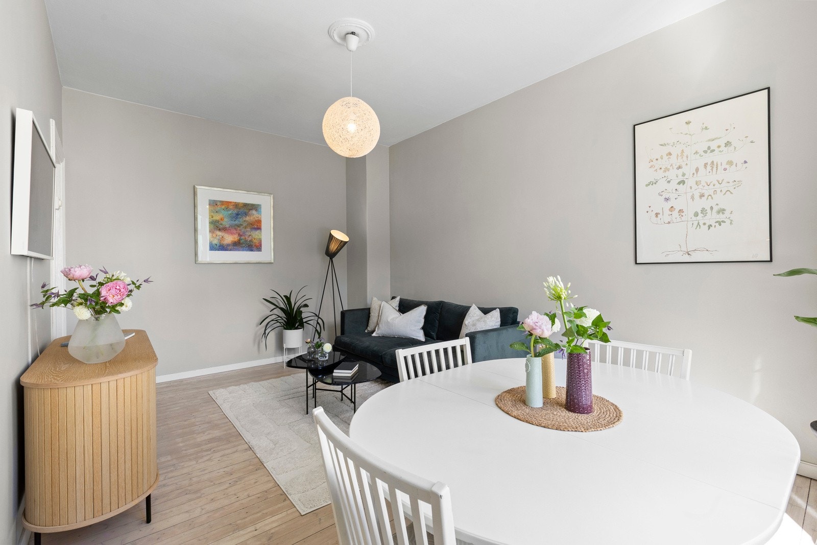 Gulvet er belagt med flotte originale tregulv og veggene har malte flater i moderne fargetoner. Galleribilde