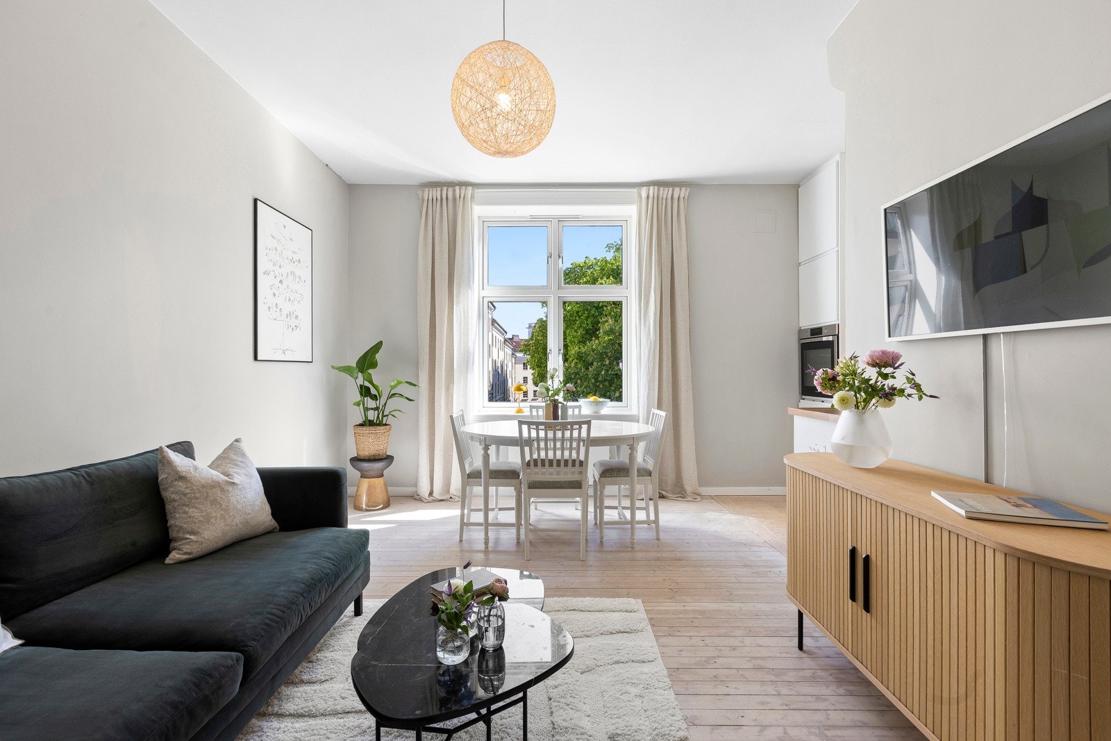 Stuen har en stor vindusflate som slipper inn rikelig med naturlig lys, og du har hyggelig utsyn over den svært pent opparbeidede og frodige bakgården. Galleribilde