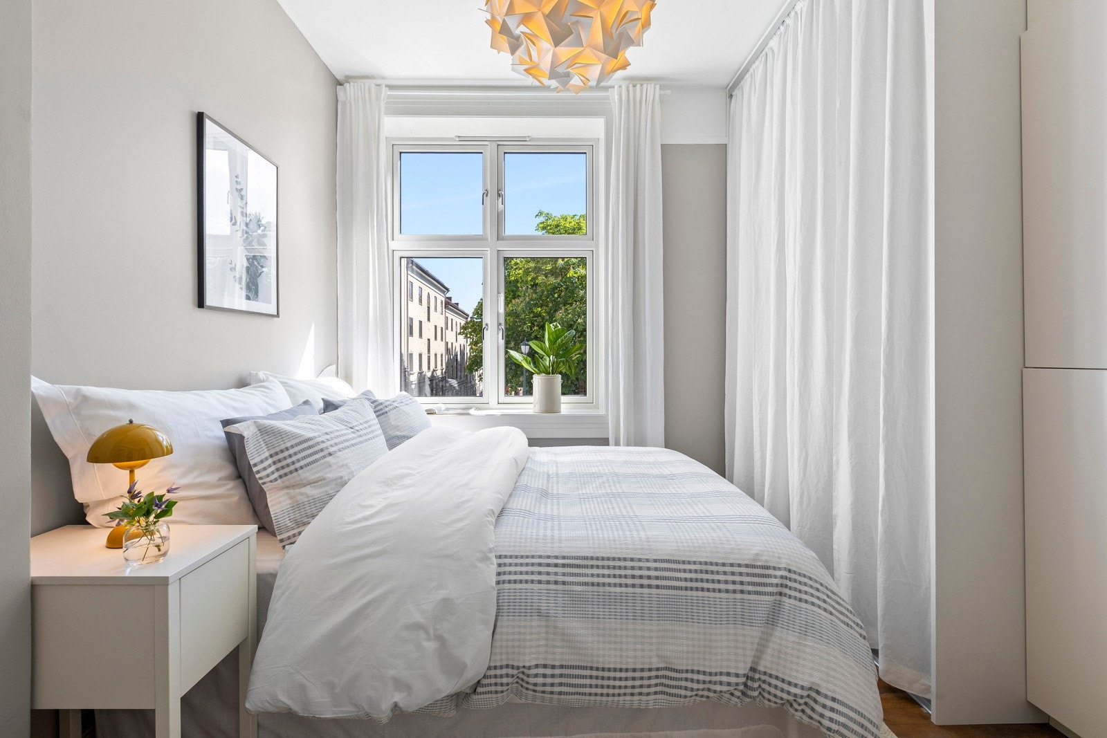 På soverommet har du god plass til en stor dobbeltseng med tilhørende nattbord, samt øvrig møblement som kontorpult eller kommoder. Galleribilde