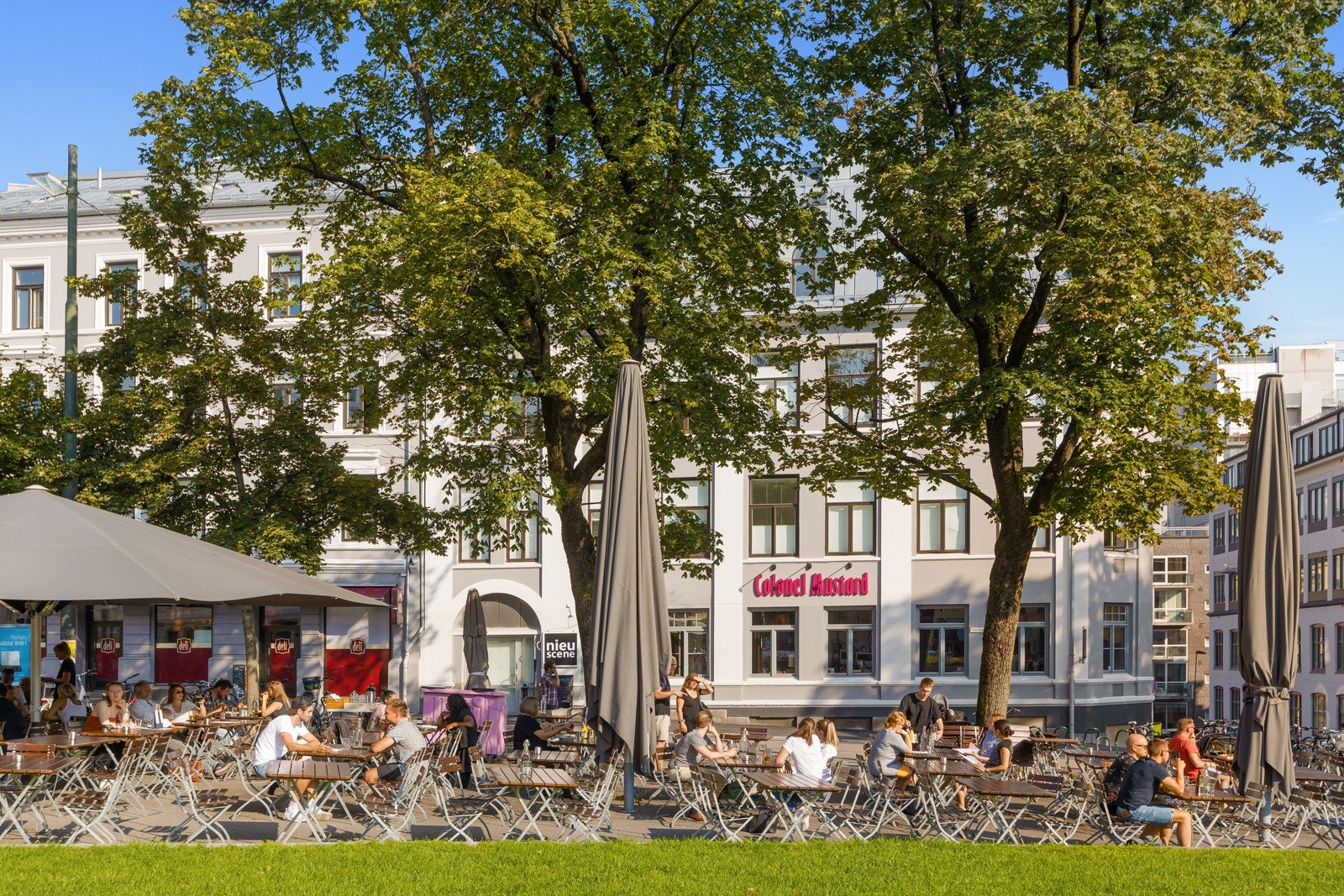 Flere fine uteserveringer med gode solforhold rett i nærheten! Galleribilde