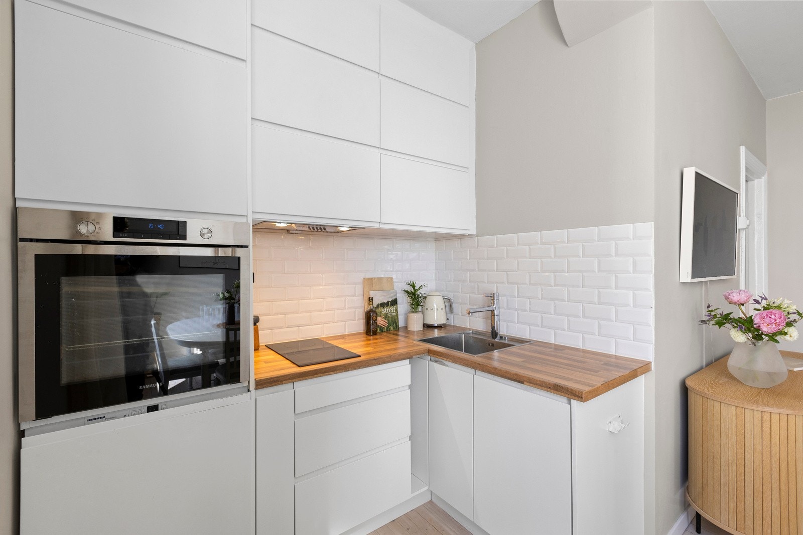 Kjøkkeninnredningen fra Epoq har slette malte flater i hvit utførelse. Galleribilde