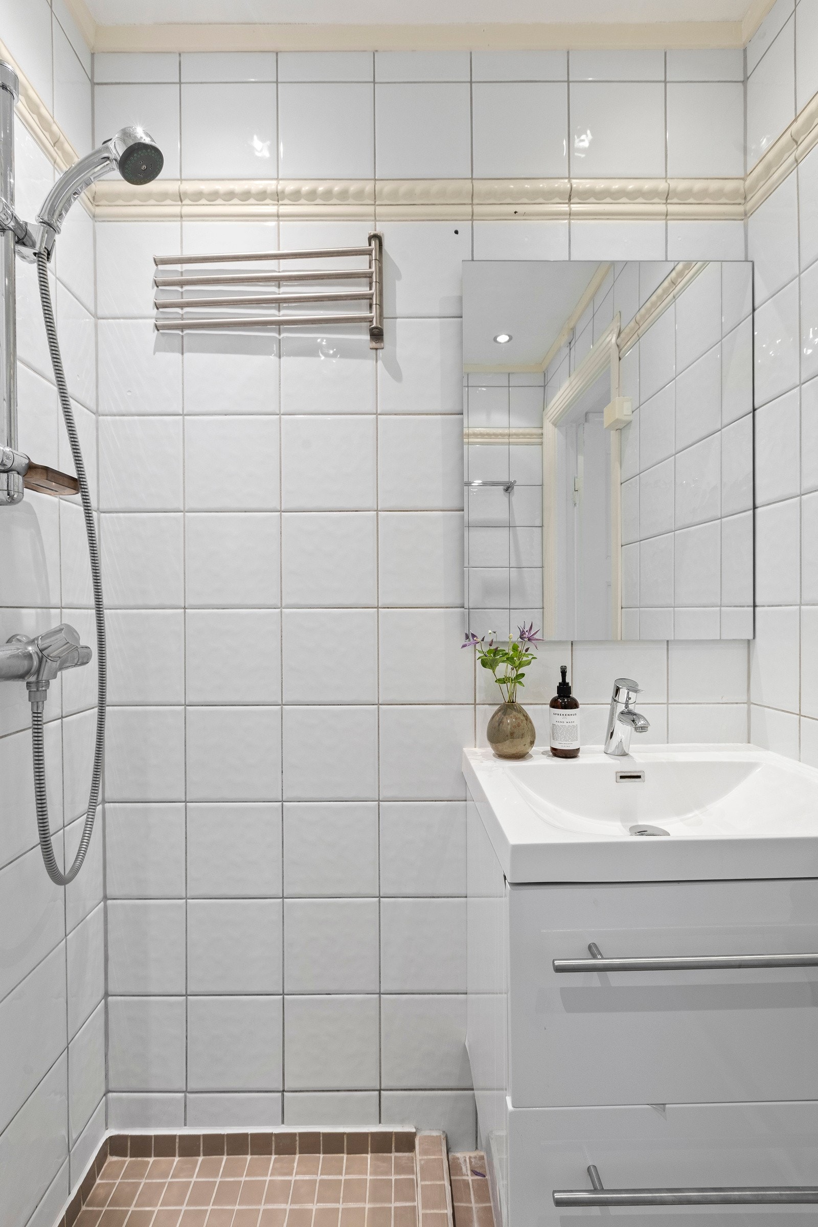 Badet har varmekabler i gulv og downlights i himling. Galleribilde