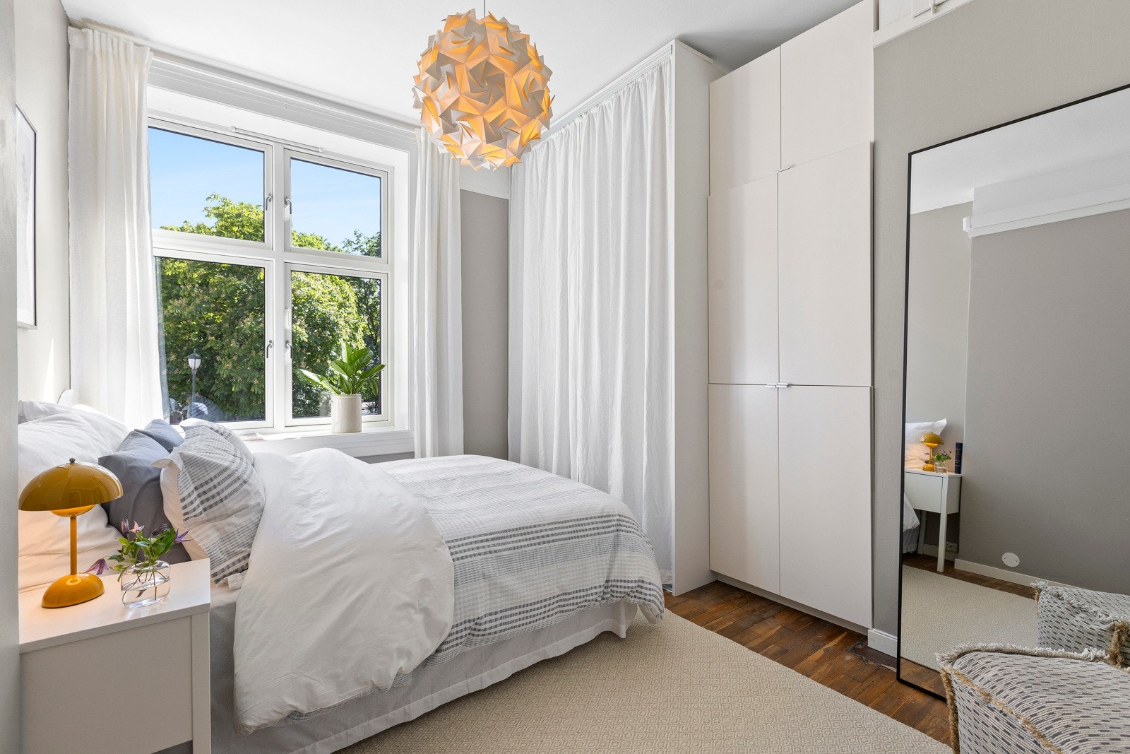 Leiligheten har et lyst og innbydende soverom av god størrelse. Galleribilde