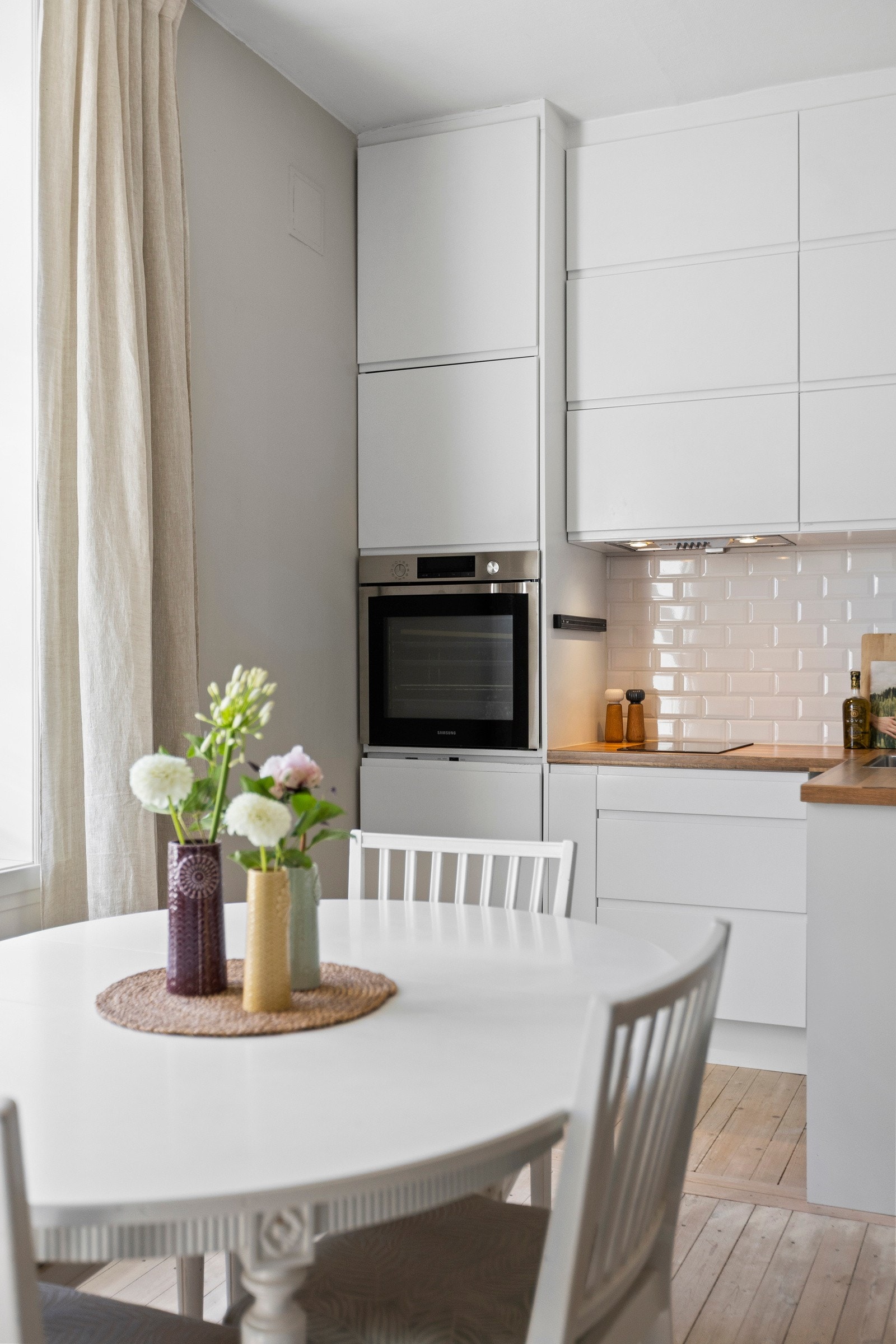 Kjøkkenet ligger i en åpen og sosial løsning mot stuen. Galleribilde