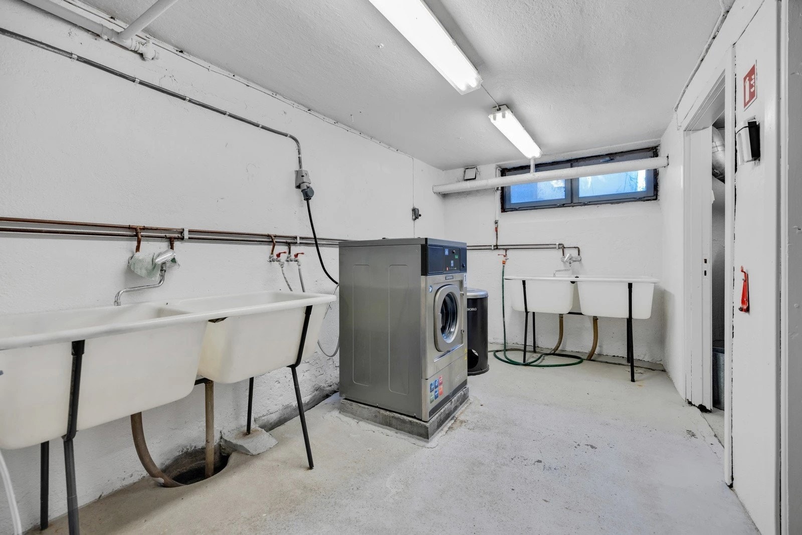 Felles vaskerom - Leiligheten har opplegg for vaskemaskin på badet Galleribilde