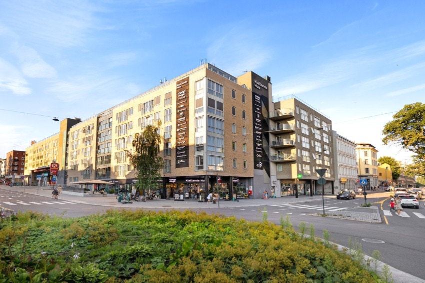 Et par hundre meter fra boligen finner du Kiellands Hus med Coop Mega, Vinmonopolet, apotek, frisør, bakeri m.m. Galleribilde