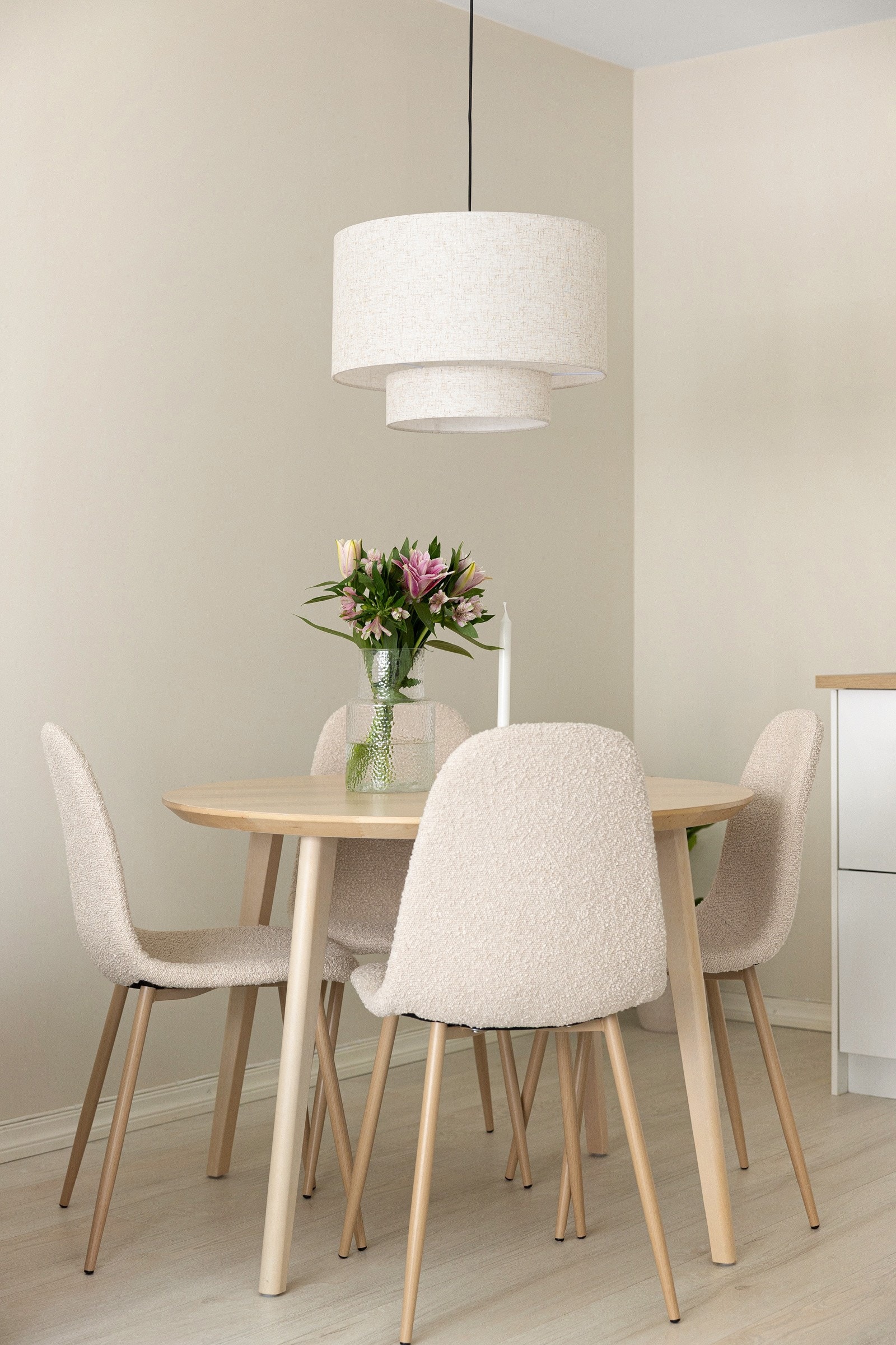 Selgers egne ord: Kombinasjonen av stille beliggenhet og nærhet til byen. Leiligheten ligger høyt og tilbaketrukket, men du har Akerselva, St. Hanshaugen og Grünerløkka rett utenfor døra. Galleribilde