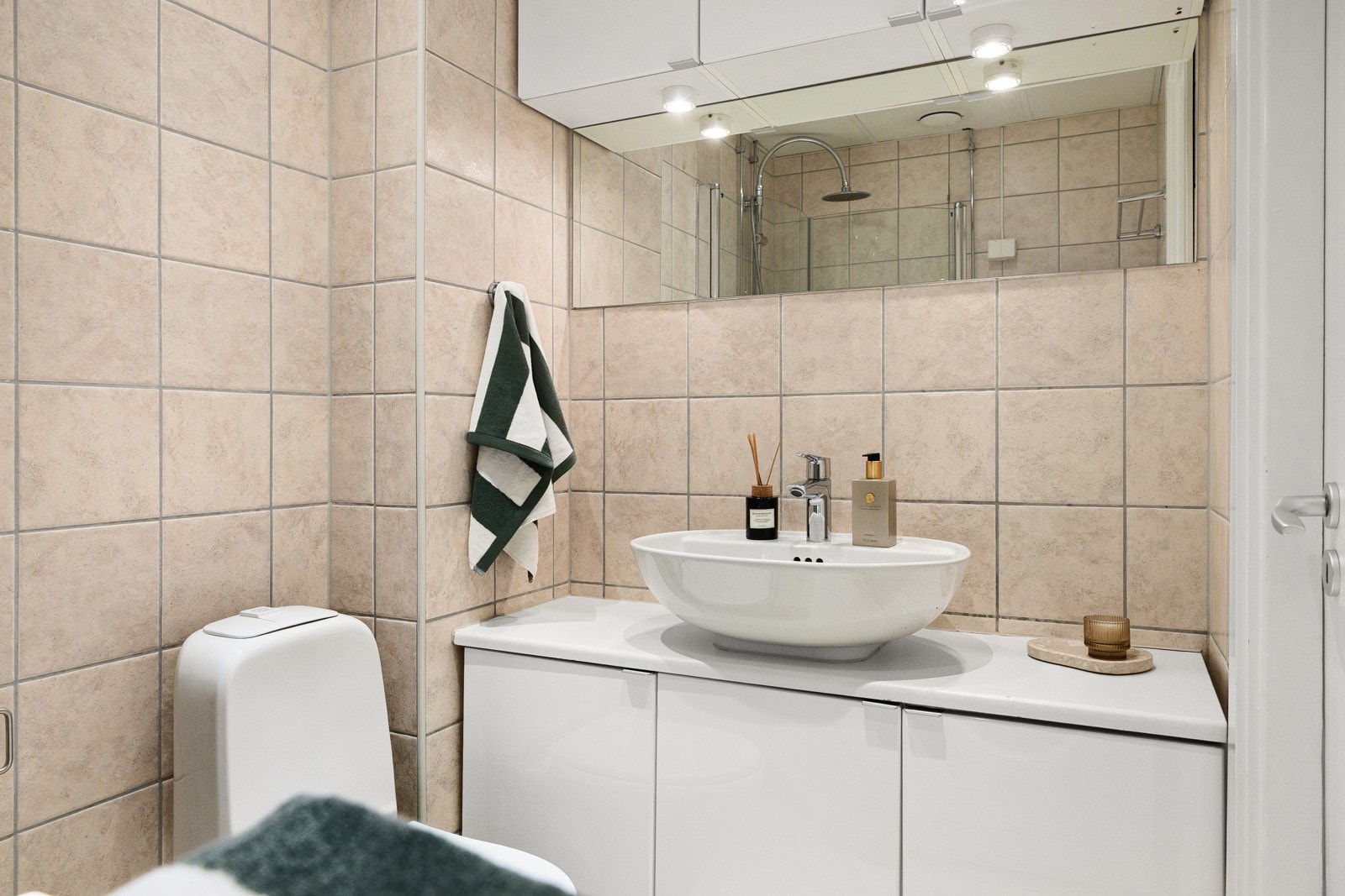 Badet ble pusset opp i regi av borettslaget i 2005. Rommet er pent flislagt. Galleribilde