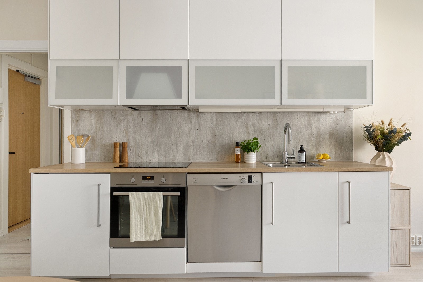 Rikelig skap- og benkeplass. Moderne, integrerte hvitevarer: induksjonstopp, komfyr fra 2020, oppvaskmaskin og kjøleskap i benkeskap. Galleribilde