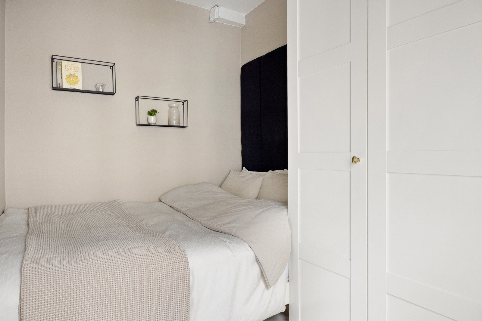 Soverommet er lyst og luftig med svært gode oppbevaringsmuligheter. Galleribilde