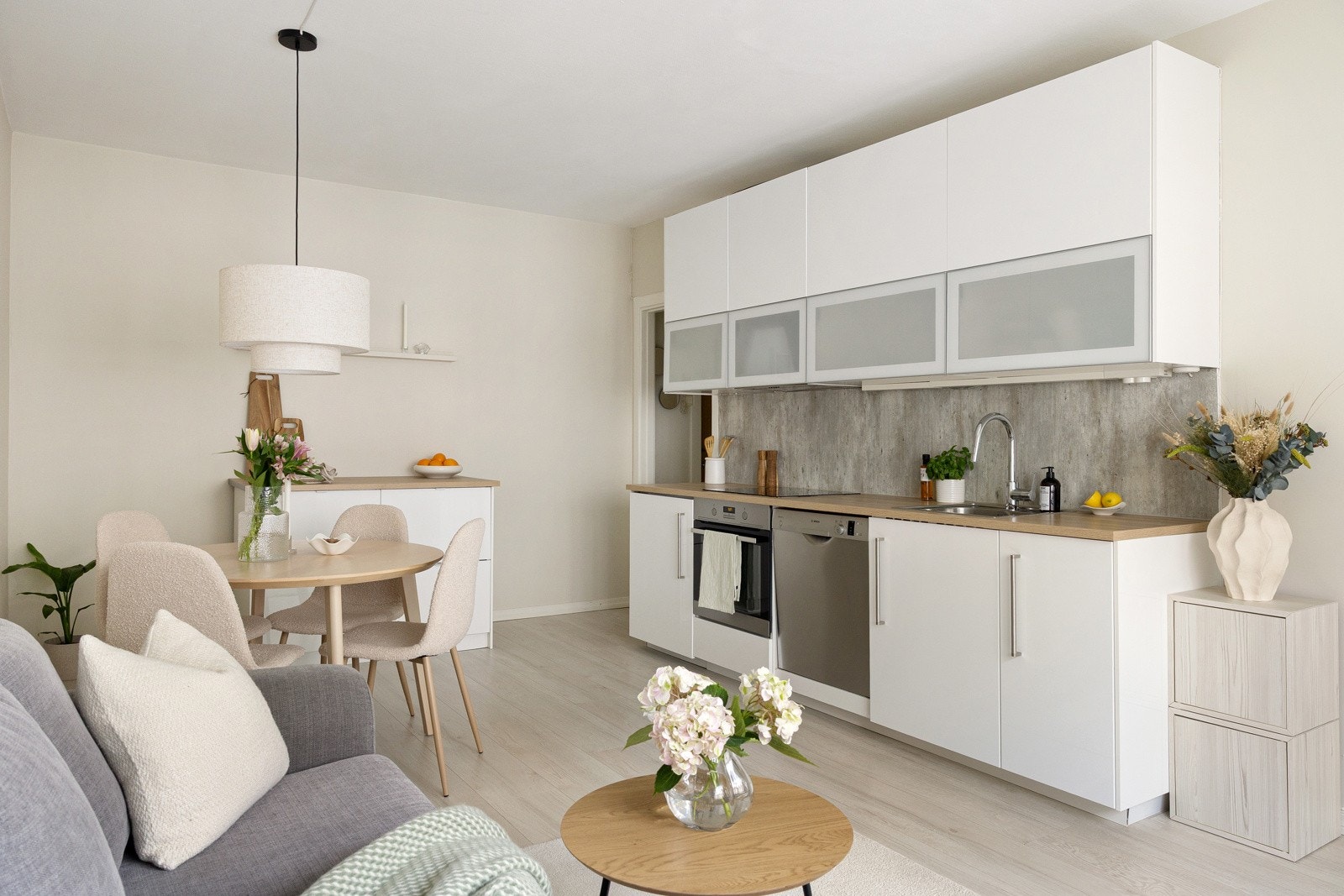 Lekkert og sosialt kjøkken fra 2015 som består av hvite fronter i høyglans og benkeplate i laminat. Galleribilde