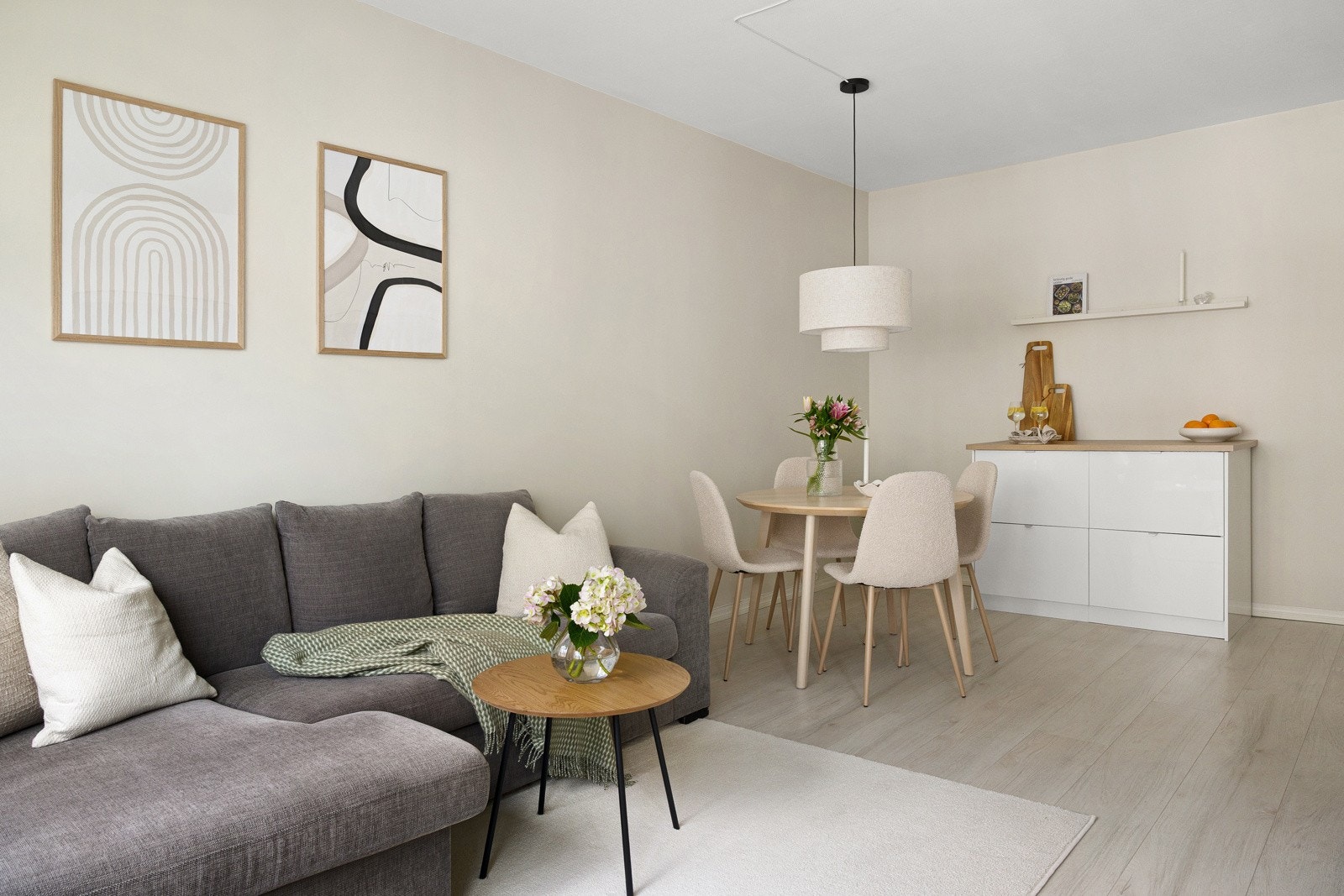 God plass til sofagruppe med naturlig avstand til tv-vegg. Planløsningen gir en rekke innredningsmuligheter. Galleribilde