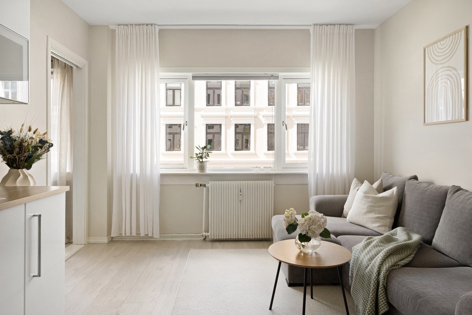 2-roms leilighet med store vinduer og veldig godt naturlig lys. Galleribilde