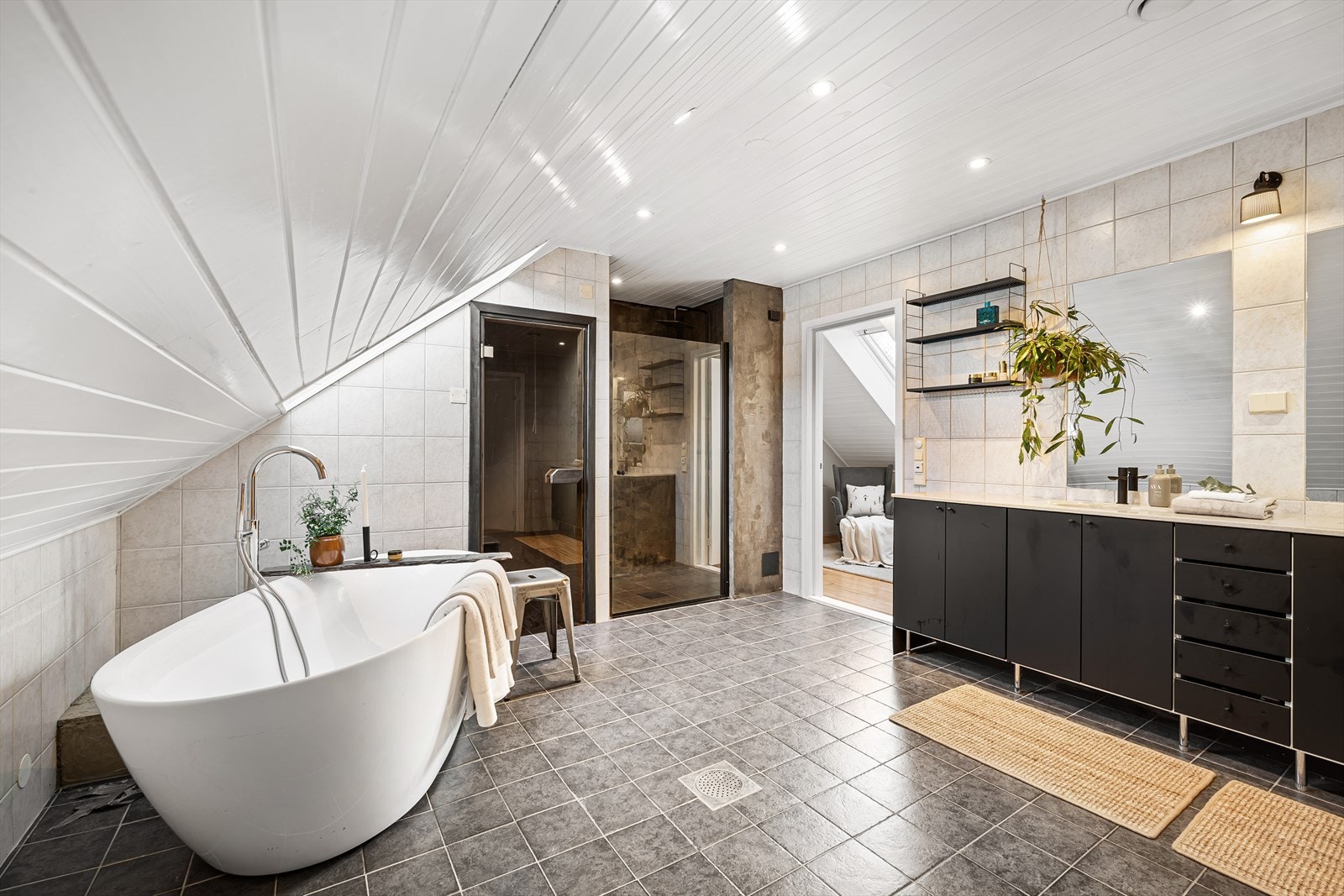 Hovedbadet ligger i øverste etasje, og det har, i tillegg til inngang fra gangen, dør inn til hovedsoverommet. Galleribilde